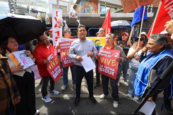 Representantes de izquierda protestan contra el adelanto de elecciones locales en Ecuador