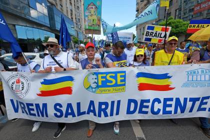 Miles de docentes protestan en Bucarest contra los recortes en la enseñanza