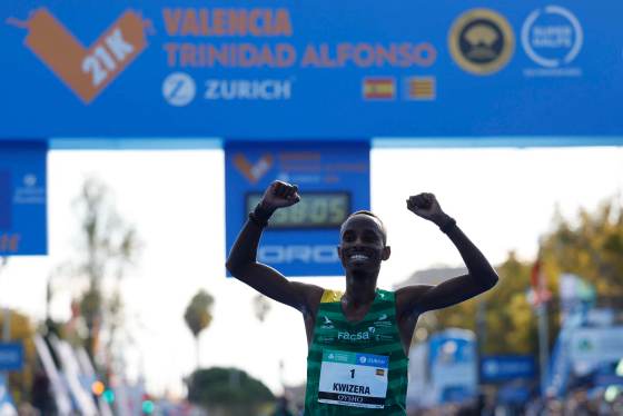 Kwizera gana el medio maratón de Valencia y pulveriza el récord de España
