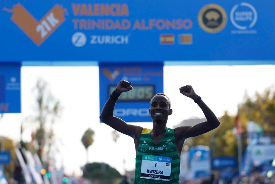 Kwizera gana el medio maratón de Valencia y pulveriza el récord de España