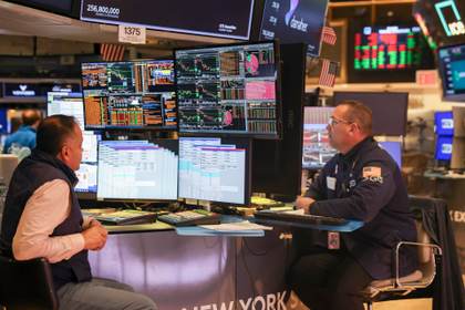 Wall Street cierra con tripe récord y el Nasdaq lidera ganancias mensuales y semanales
