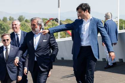 El Madring iza la bandera del Gran Premio de España, con Carlos Sainz como embajador