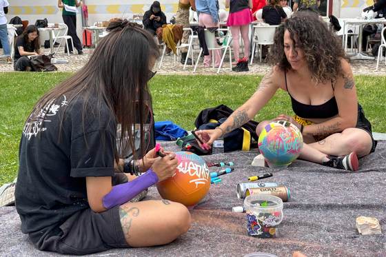 Cincuenta mujeres artistas reivindican en Lisboa la voz femenina en el arte urbano