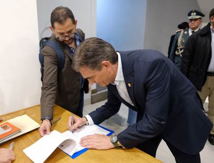 Paz decreta el estado de excepción en Bolivia tras siete semanas de bloqueos de carreteras