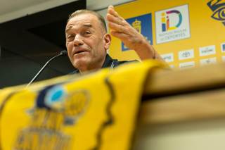 'Che' García bromea en su presentación en España y se compara con Cristiano Ronaldo