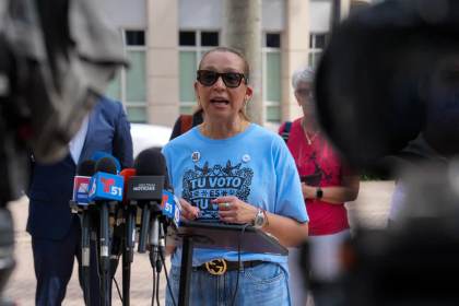 Venezolanos critican que Trump reciba a Delcy Rodríguez mientras los deporta en Florida