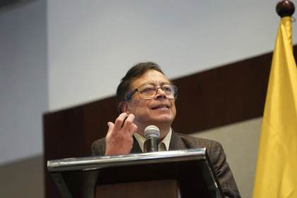 Petro agota los cupos para su charla en la UNAM y acuerda la edición de un libro con el FCE