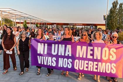 Un millar de personas condena en Mairena (Sevilla) el asesinato de una mujer colombiana