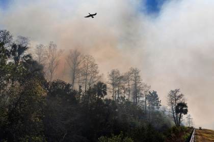 Alerta por humo en Florida mientras sigue sin control incendio forestal en los Everglades