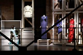 La diseñadora española Ana Locking exhibe una "mirada al alma" en sus 30 años en la moda