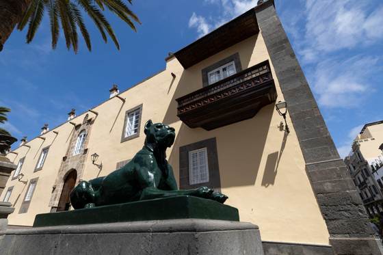 El papa se asoma al palacio episcopal y agradece la acogida de Canarias