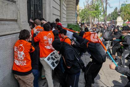 Con incidentes termina masiva protesta contra eventuales recortes educativos en Chile