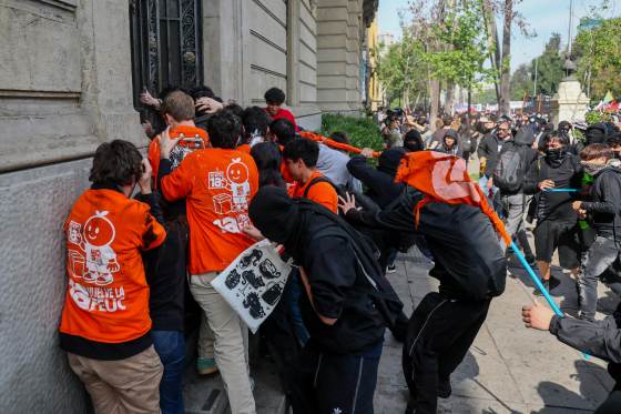 Con incidentes termina masiva protesta contra eventuales recortes educativos en Chile