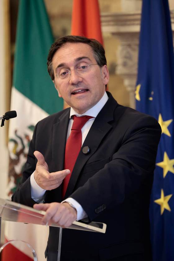 Albares subraya la "total normalidad" entre España y México tras reunirse con Sheinbaum