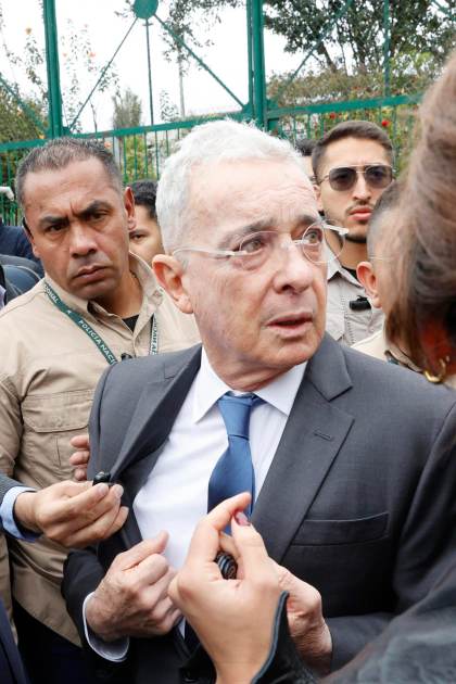 Uribe, antes de declarar en la Fiscalía colombiana: "Acudo a decir que no he sido asesino"
