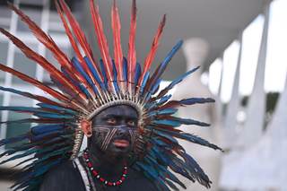 Indígenas protestan ante el Supremo brasileño por una línea férrea que cruzará la Amazonía