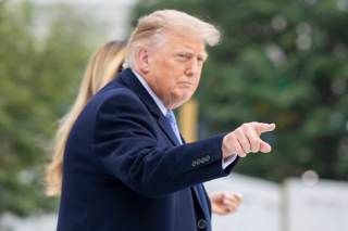 El juez cuestiona el proceso usado por Trump para vetar en la Casa Blanca a tres medios