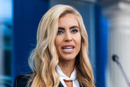 Katie Zacharia elogia a Trump tras dejar el cargo como portavoz de la Casa Blanca