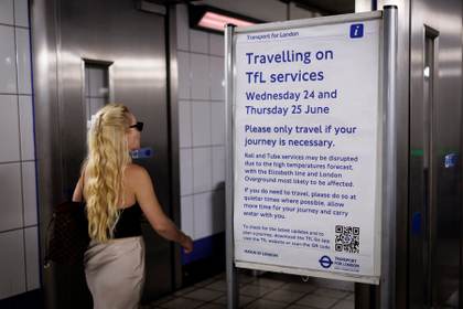 Cancelación de trenes y petición de no viajar por la ola de calor en Inglaterra y Gales