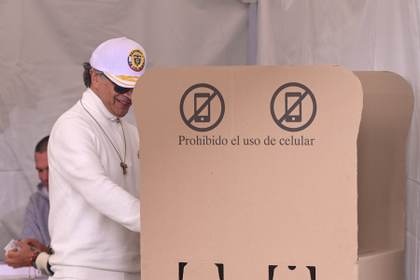 Petro denuncia "muchas irregularidades" en reñida votación que gana De la Espriella