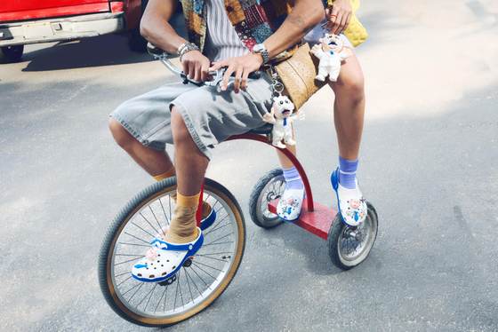 Crocs y Dr. Simi: la alianza que convierte la autenticidad en tendencia