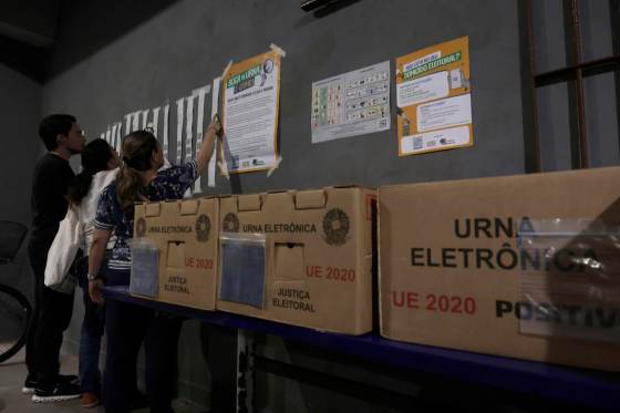 Cierran los últimos colegios electorales en Brasil y se reanuda el conteo de votos