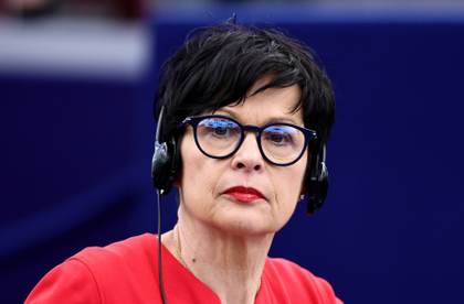 El líder ultranacionalista esloveno acusa a la comisaria Kos de ser una exespía comunista