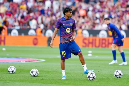 Lamine Yamal visita a sus compañeros antes del clásico