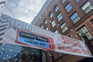 Fiestas de visionado, banderas y cervezas: Milwaukee calienta motores para Serie Mundial