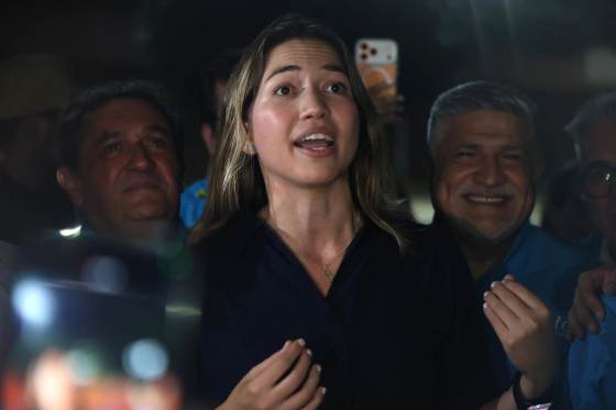 Regresa a Venezuela la jefa de comunicaciones de la líder opositora María Corina Machado