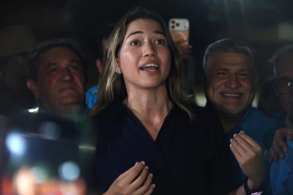 Regresa a Venezuela la jefa de comunicaciones de la líder opositora María Corina Machado