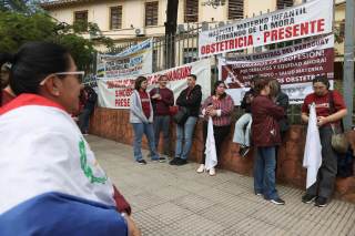 Trabajadores sanitarios de Paraguay reclaman ajuste salarial tras aumento a médicos