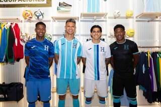 Con un desfile de los internacionales, Honduras presenta en España sus nuevas equipaciones