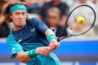 Rublev no da opciones a Darderi y repite triunfo en Bastad