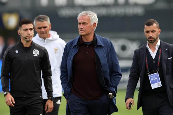 Mourinho: "A partir del próximo lunes ya podré hablar sobre mi futuro"