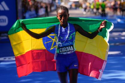 Chematot y Girma dominan el maratón de Madrid con una fiesta de 47.000 participantes
