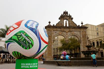 Esculturas de balones convierten a la sede de Guadalajara en una gran cancha mundialista