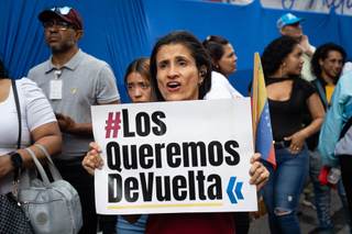 Chavismo marcha en Caracas por la "paz", mismo día que sindicalistas protestan por salario