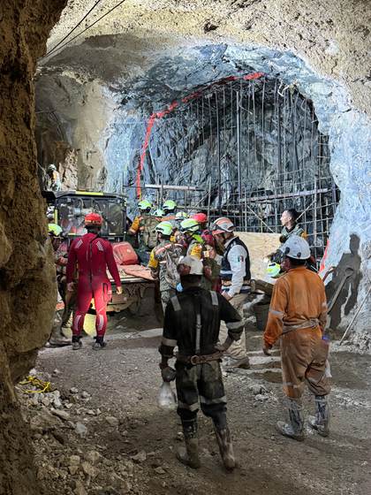 México rescata al segundo trabajador atrapado en una mina mientras sigue buscando a otro