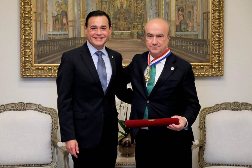 El secretario general de la OEI es condecorado al inicio de su visita a Paraguay