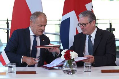 Starmer y Tusk firman acuerdo de defensa para proteger sus fronteras y combatir el crimen