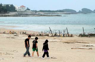 Okinawa, la escapatoria de los japoneses 'quemados' por sus largas jornadas laborales
