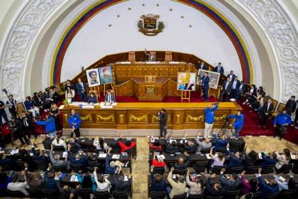 Parlamento de Venezuela nombra una comisión para iniciar proceso de renovación del Supremo