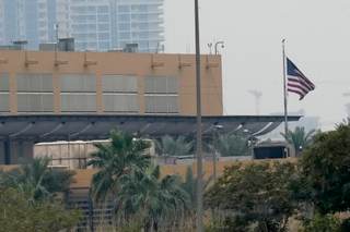 La embajada estadounidense en Bagdad recibe el impacto de un dron que provocó un incendio