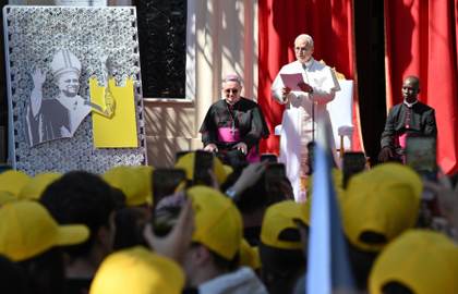El papa pide a los jóvenes momentos de escucha y silencio ante "mensajes, reels y chats"