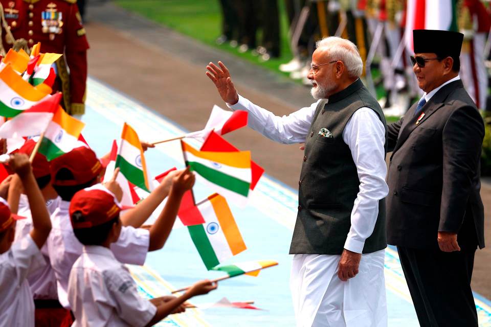 Indonesia anuncia la compra de misiles de crucero indios durante visita de Modi a Yakarta