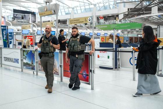 Estados Unidos despliega a los agentes de inmigración en catorce aeropuertos