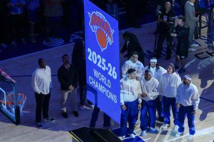 Los Knicks suben al techo del Madison Square Garden el estandarte de campeones NBA