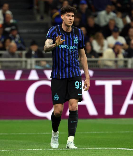 Bastoni, ovacionado en San Siro tras las críticas por la eliminación de Italia