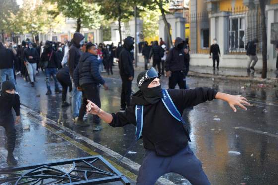 Los manifestantes atacan con cócteles molotov a policías que protegen el Gobierno albanés
